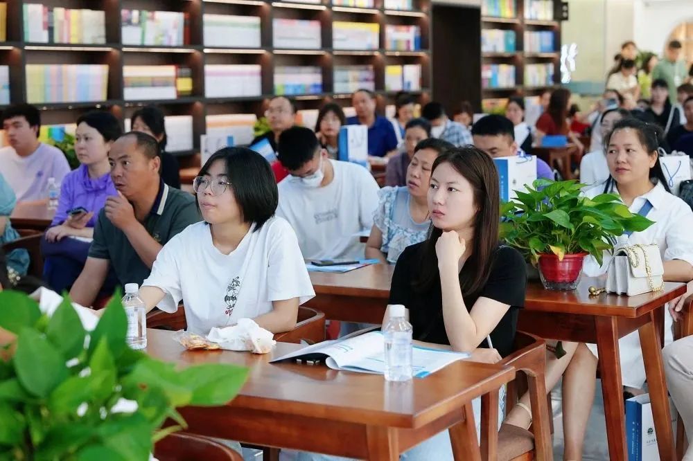 麓高大讲堂：走进材料科学技术——两位博士的讲座